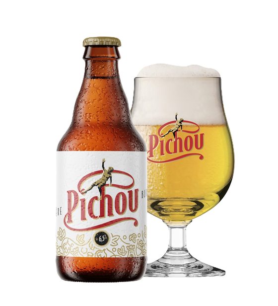 Bouteille de Pichou Blonde 33 cl posée à côté d'un verre rempli d'une blonde voilée coiffée de mousse