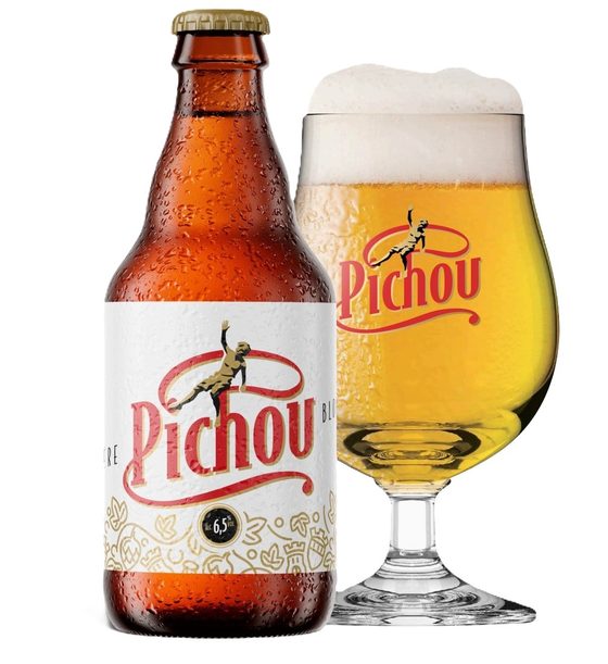 Mise en situation de la Pichou Blonde : la bouteille et son verre sur un comptoir